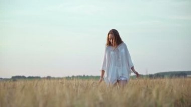 Yaz aylarında genç kız