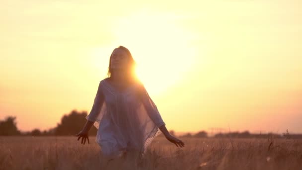 Jovem Mulher Pôr Sol — Vídeo de Stock