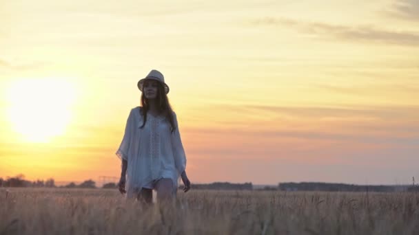 Jonge Vrouw Bij Zonsondergang — Stockvideo