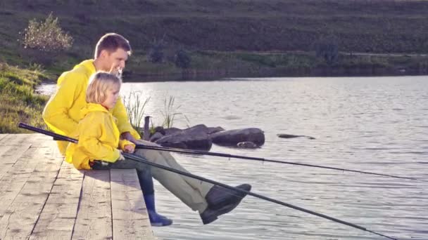 Dad and son are fishing on the lake — Stock Footage Dad Son Fishing Lake Royalty Free Stock Video