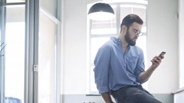 Genç adam tipik bir haber üstünde senin telefon