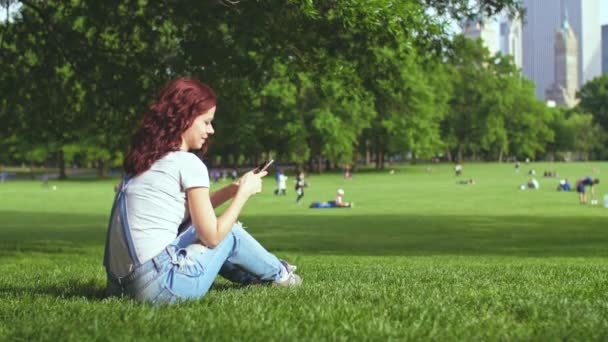 Jong Meisje Doet Selfie Central Park — Stockvideo