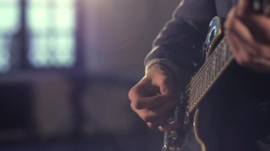Gitar çalan genç adam.