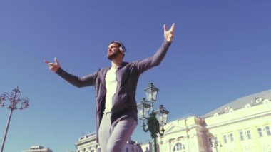 Mutlu adam açık havada dans