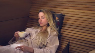 Bir fincan çayla genç bir kadın