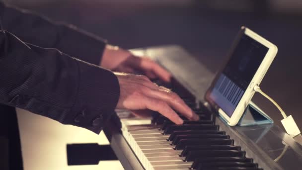 Joven Músico Tocando Piano — Vídeos de Stock