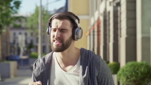 Pria Menari Dengan Headphone — Stok Video