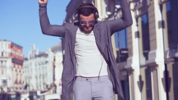 Joven Bailando Ciudad — Vídeo de stock