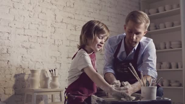 快乐的家庭在陶器 — 图库视频影像