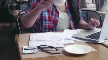 Genç kadın laptop çalışma