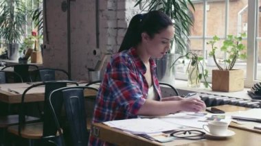 İş yerinde genç kız