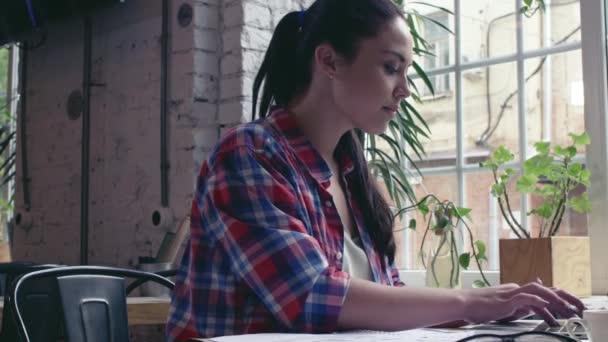 Chica Joven Con Ordenador Portátil Cafetería — Vídeos de Stock