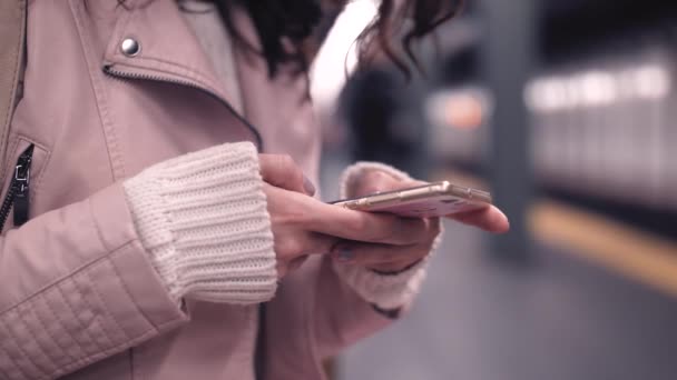 Menina Mensagens Livre — Vídeo de Stock