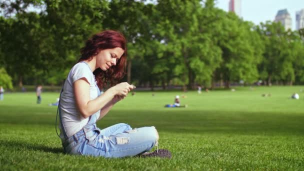 Mujer Sonriente Con Teléfono Central Park — Vídeos de Stock