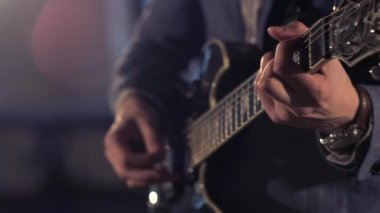 Müzisyen oyun gitar yakın çekim