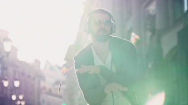 mutlu genç adam açık havada