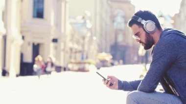 Cep telefonlu genç adam.