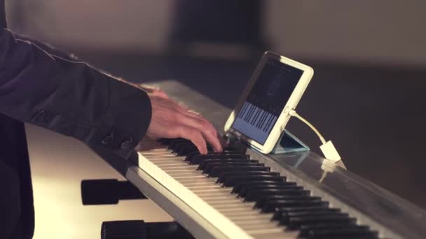 Fiatal Zenész Játszik Zongora Billentyűk — Stock videók