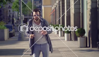 Mutlu dans eden adam açık havada