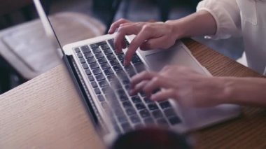 Çalışan kız yakın çekim