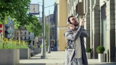 Mutlu adam açık havada dans