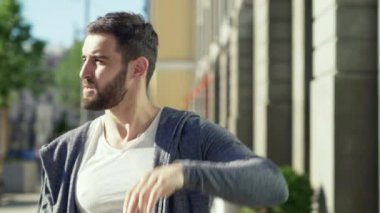 Genç adam açık havada kulaklıklar ile