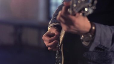 Müzisyen oyun gitar yakın çekim