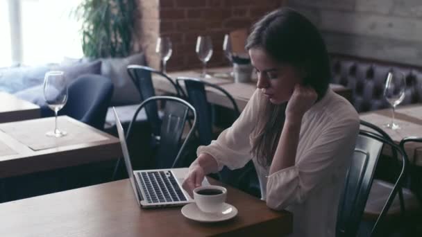 Ung Kvinna Med Laptop Inomhus — Stockvideo