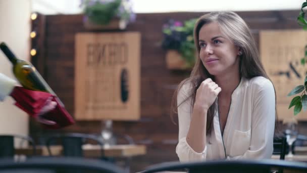 Jeune Femme Attrayante Dans Café — Video