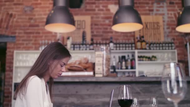 Aantrekkelijk Meisje Met Laptop Een Restaurant — Stockvideo