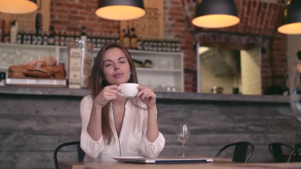 Vacker Ung Flicka Dricker Kaffe — Stockvideo