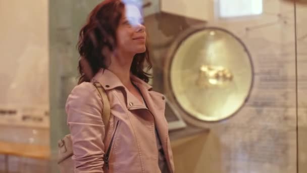 Giovane Ragazza Nel Museo — Video Stock