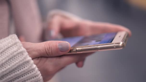 Mädchen Mit Telefon Nahaufnahme — Stockvideo