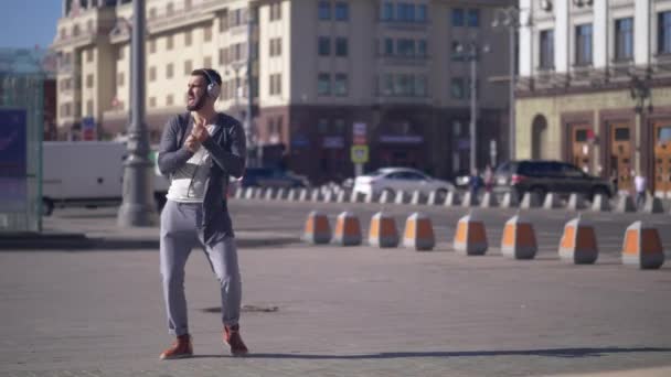 Молодой Человек Танцует Улице — стоковое видео