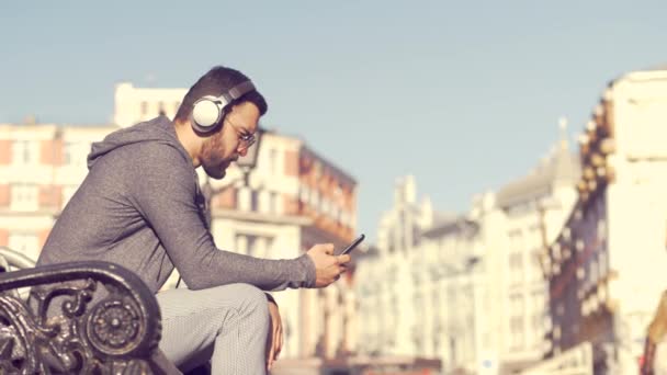 Jeune Homme Avec Casque Sur Banc — Video