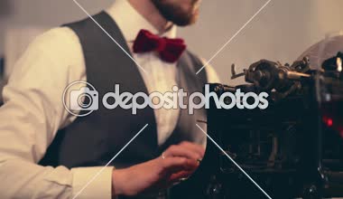 Genç adam Retro daktiloda yazmaya