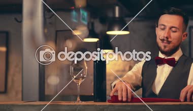 Sommelier Şarap bir şişe