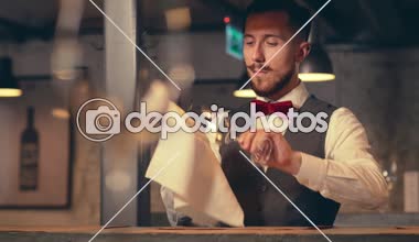 Barmen bir kafede iş başında
