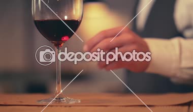 Genç adam kapalı içme