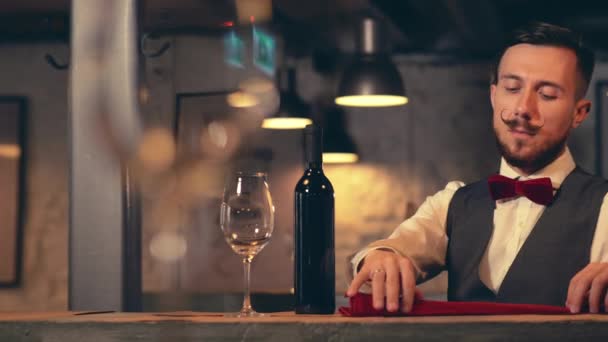 Sommelier Com Uma Garrafa Vinho — Vídeo de Stock