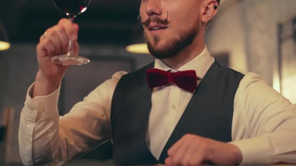 侍酒师在室内品尝葡萄酒 — 图库视频影像