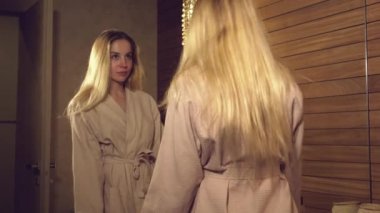 Ayna, gülümseyen güzel kız