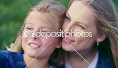 Yaz aylarında gülümseyen aile