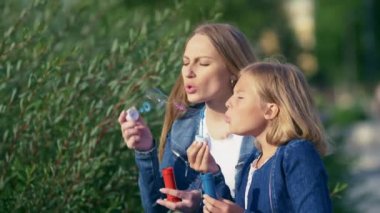 Anne ve kızı ile sabun köpüğü açık havada