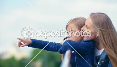mutlu genç aile açık havada