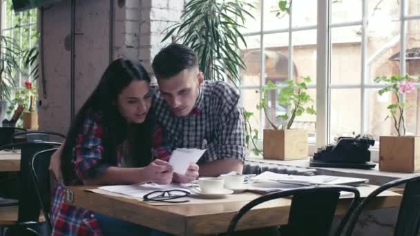Bir Kafede Genç Tasarımcılar — Stok video