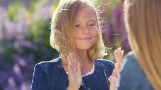 Spelar Mor Och Dotter Parken — Stockvideo