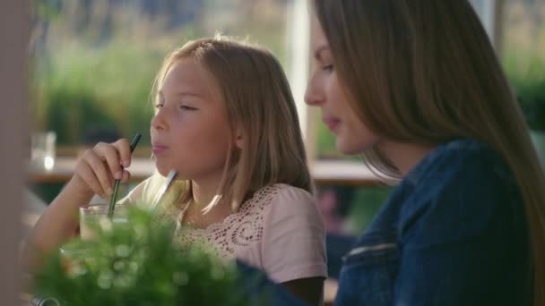 Mère Fille Dans Café — Video