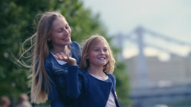 Sonriendo Los Jóvenes Aire Libre — Vídeo de stock