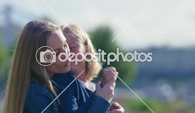 Anne ve kız açık havada öpüşme